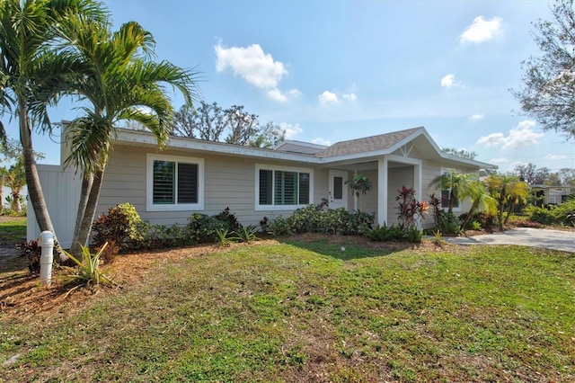 single story home with a front lawn