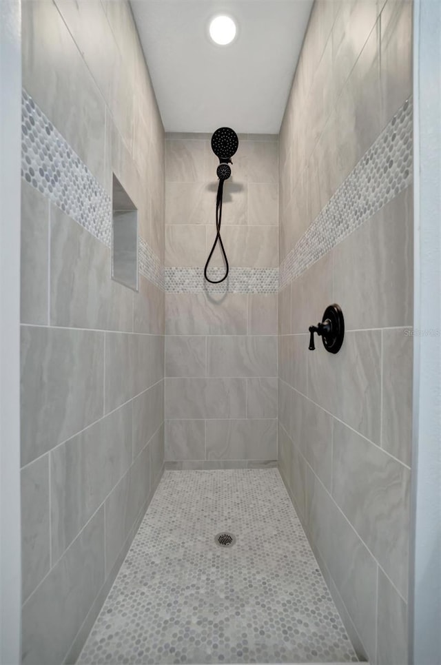 bathroom featuring tiled shower