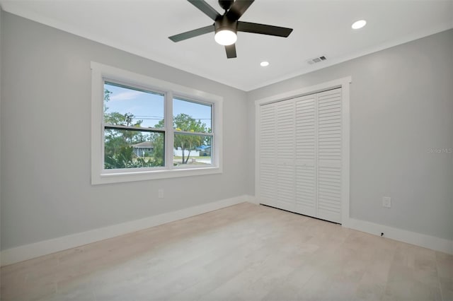 unfurnished bedroom with light hardwood / wood-style floors, a closet, and ceiling fan