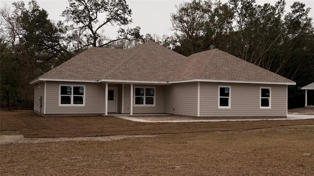 view of front facade featuring a front lawn