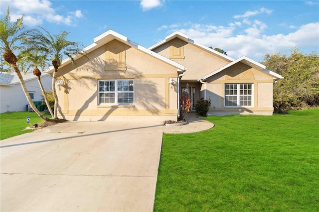 view of front facade featuring a front lawn