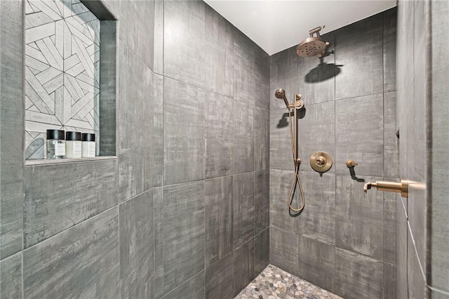 bathroom featuring tiled shower