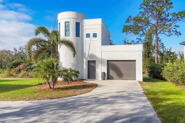 view of front of house featuring a front lawn