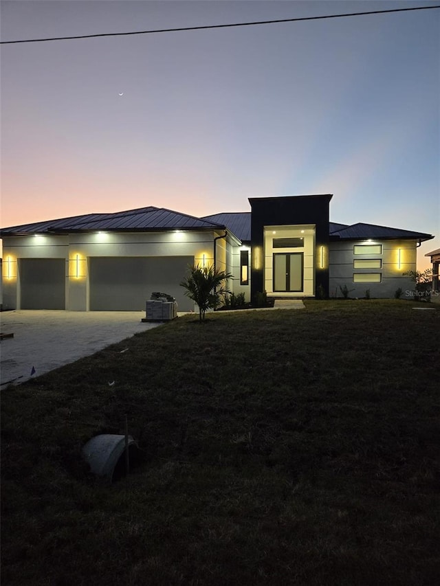 view of front facade featuring a garage and a lawn