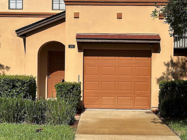 view of front of house with stucco siding and driveway