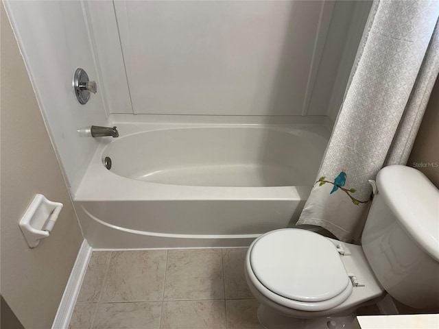 full bath featuring toilet, baseboards, shower / bath combo with shower curtain, and tile patterned floors