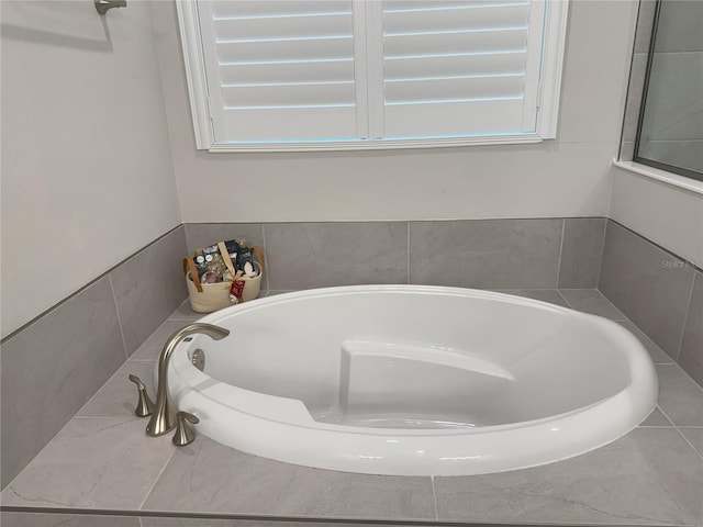 bathroom featuring tiled tub