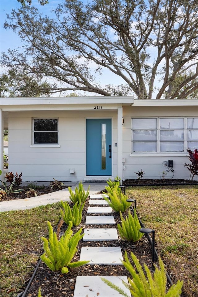 view of front of house with a front lawn