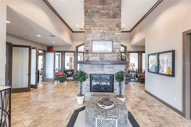 living area with crown molding, a fireplace, recessed lighting, visible vents, and baseboards