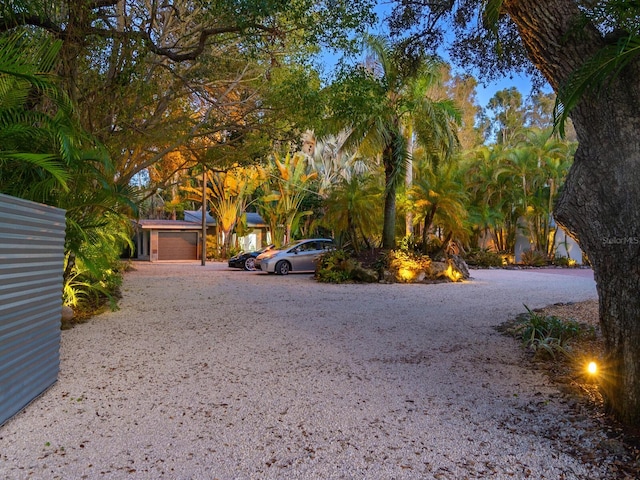 view of yard with driveway