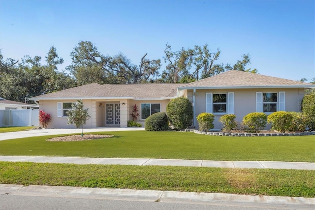 single story home featuring a front lawn