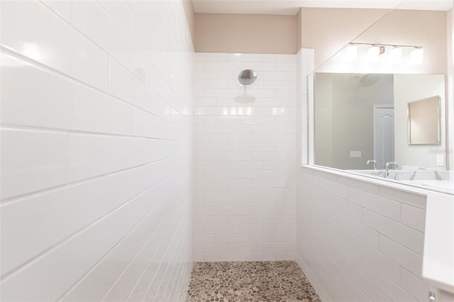 bathroom featuring tiled shower