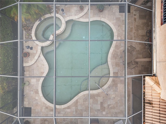 details featuring a swimming pool with hot tub