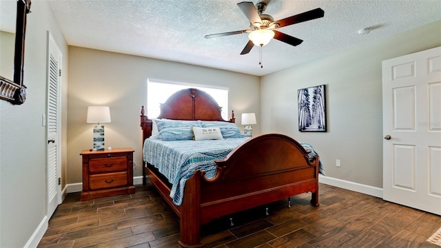 bedroom featuring dark wood-type flooring, ceiling fan, and a textured ceiling