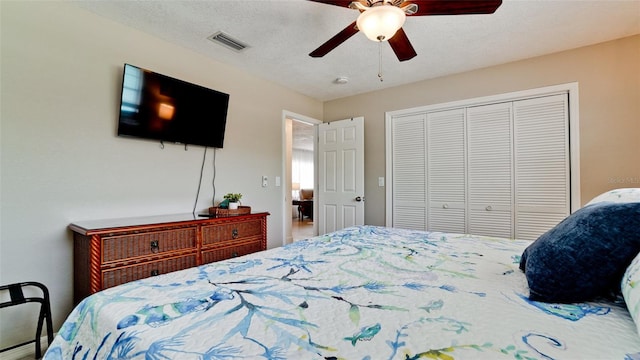 bedroom featuring ceiling fan, a textured ceiling, and a closet