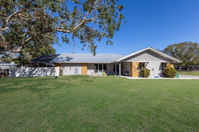 ranch-style house featuring a front lawn