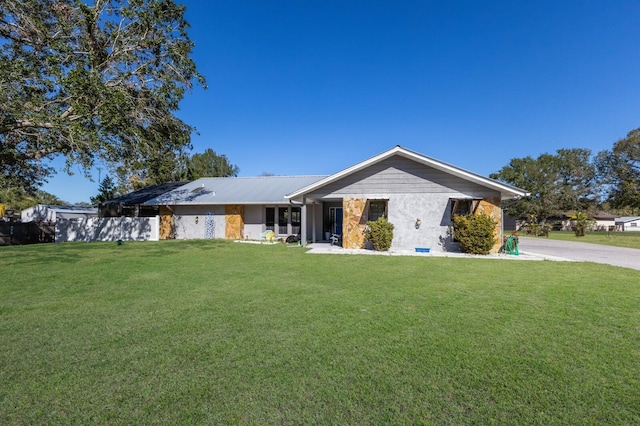 ranch-style home with a front yard