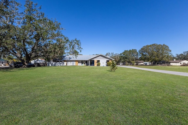 view of front facade featuring a front yard