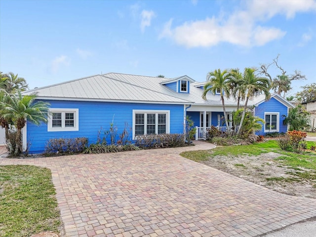 view of front of house featuring a porch