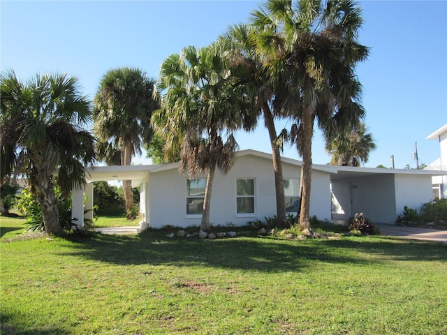 view of front of home featuring a carport and a front lawn