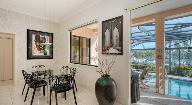 dining area with ornamental molding