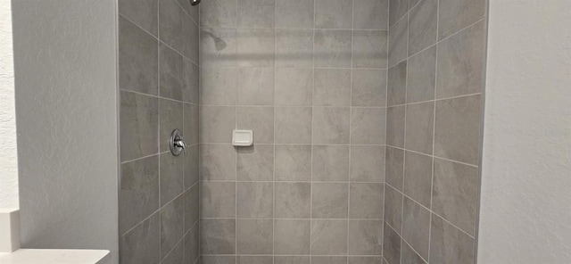 bathroom featuring tiled shower