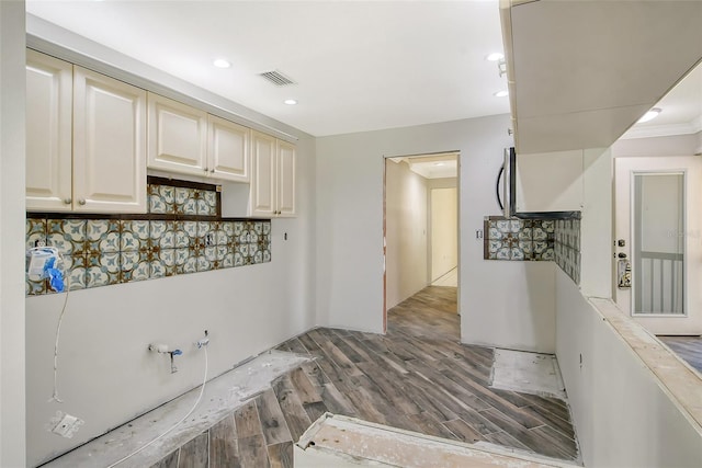 kitchen featuring tasteful backsplash, wood finished floors, visible vents, and recessed lighting