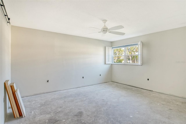 unfurnished room featuring a ceiling fan and concrete floors