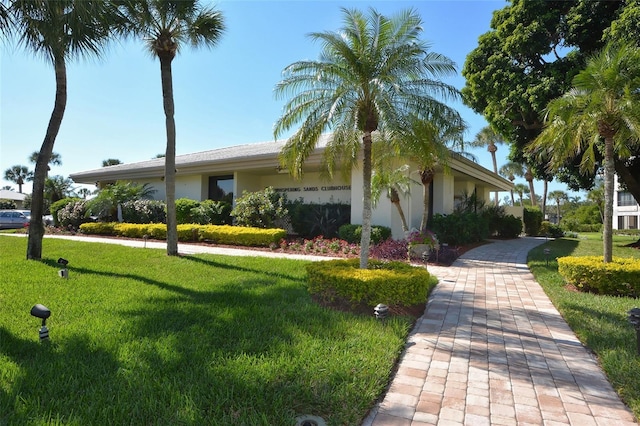 view of front of property featuring stucco siding and a front yard