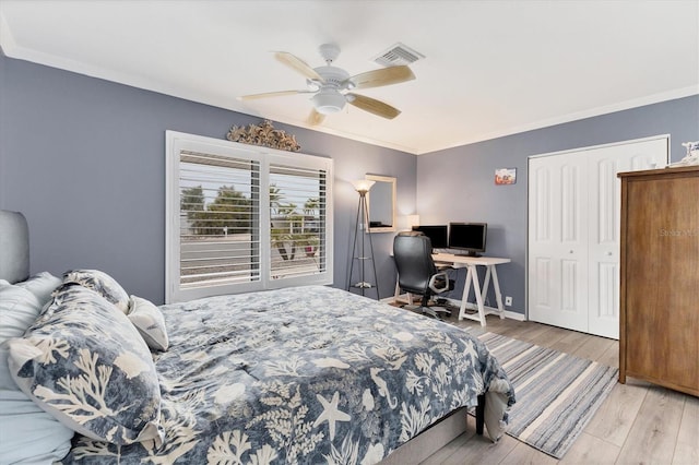 bedroom featuring crown molding, ceiling fan, light hardwood / wood-style floors, and a closet