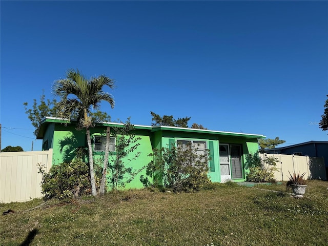 view of front of home featuring a front lawn