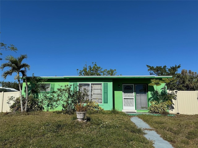 view of front of property featuring a front yard