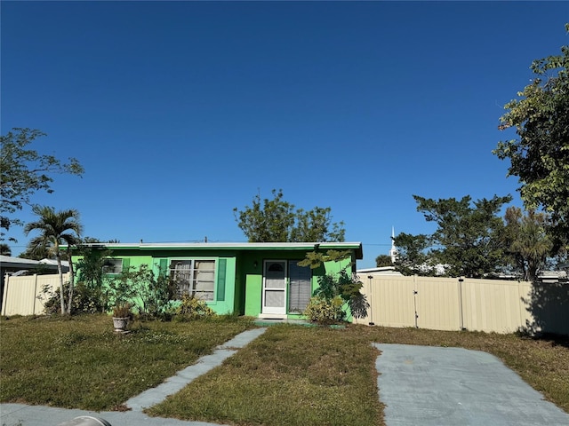 view of front of property featuring a front yard