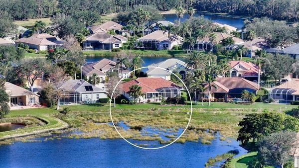 bird's eye view featuring a residential view and a water view