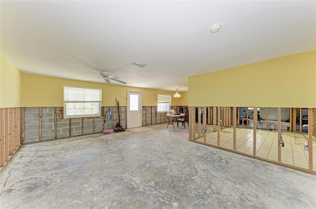 unfurnished room featuring concrete flooring and ceiling fan