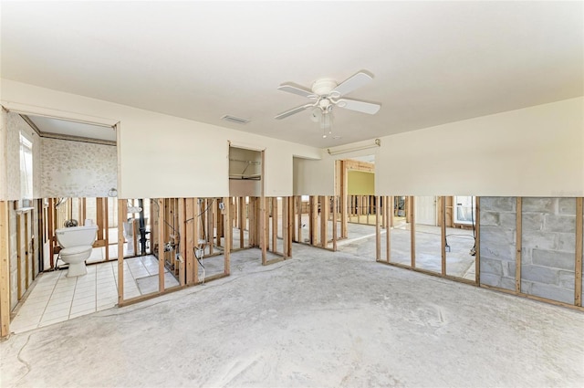 empty room featuring ceiling fan