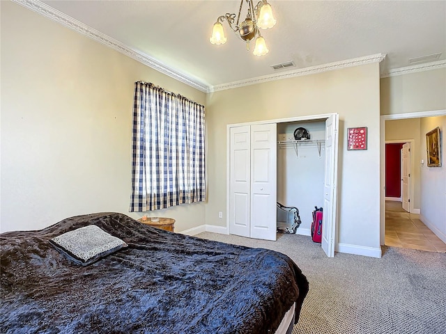 carpeted bedroom featuring crown molding, an inviting chandelier, and a closet