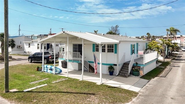 view of front of property with a front yard