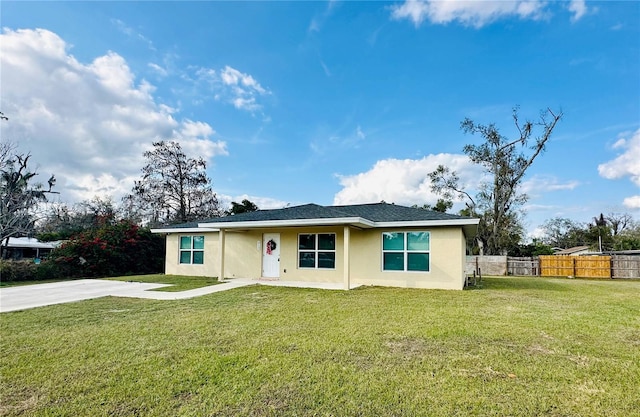 view of front of property featuring a front yard