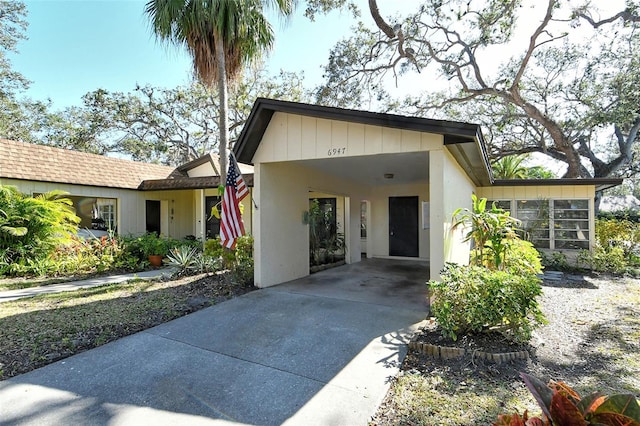 view of front facade featuring a carport