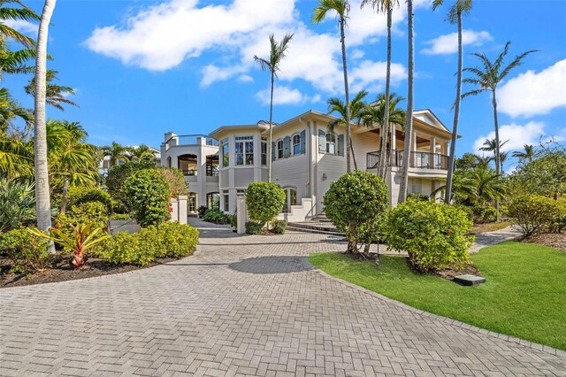 16475 Captiva Dr, Captiva, FL 33924 - surrounding community with curved driveway