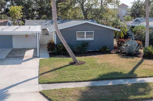 view of front facade featuring a carport and a front lawn