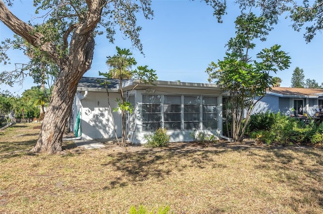 back of house featuring a lawn