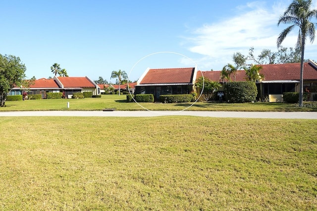 view of property's community featuring a lawn