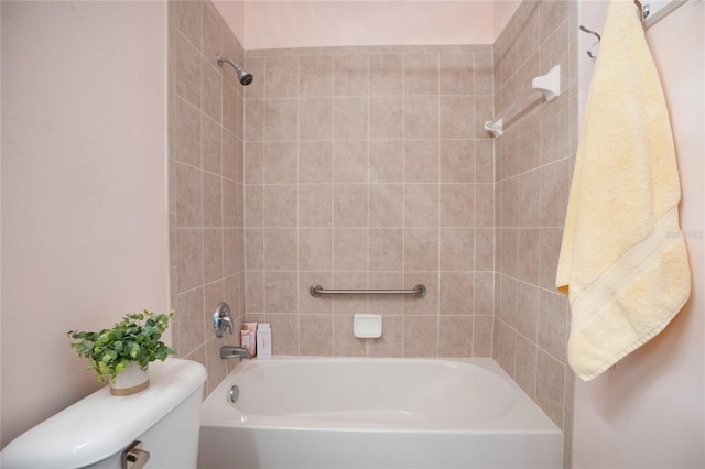 bathroom with tiled shower / bath and toilet