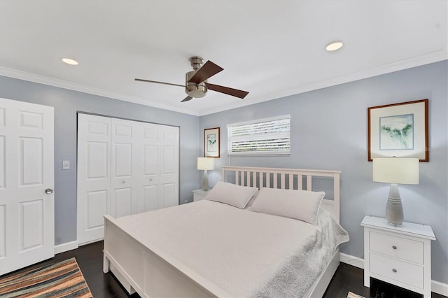 bedroom featuring a closet, ornamental molding, dark hardwood / wood-style floors, and ceiling fan