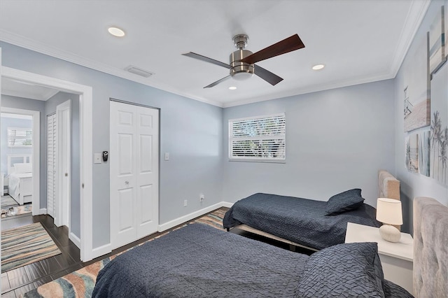 bedroom featuring dark hardwood / wood-style flooring, crown molding, and ceiling fan