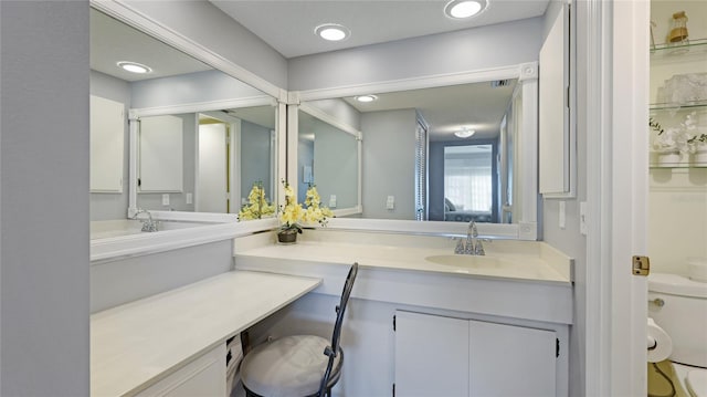 bathroom with ensuite bathroom, toilet, and recessed lighting