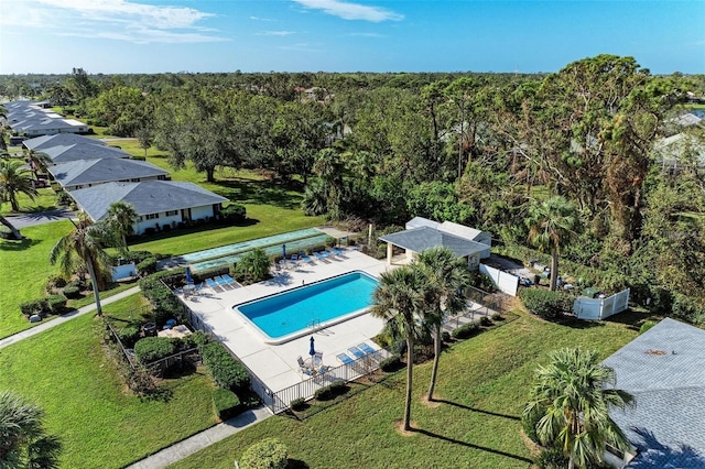 birds eye view of property featuring a forest view