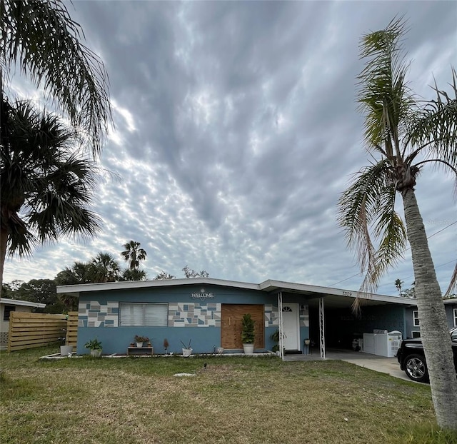 view of front of house featuring a carport and a front lawn